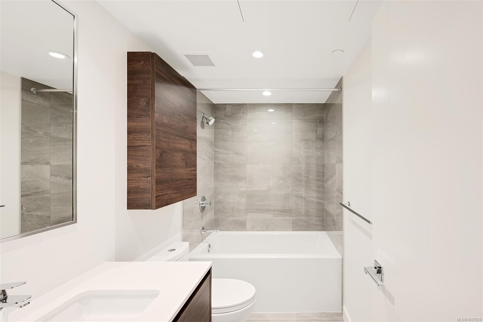#204-363 Tyee Rd, Victoria, BC - Indoor Photo Showing Bathroom