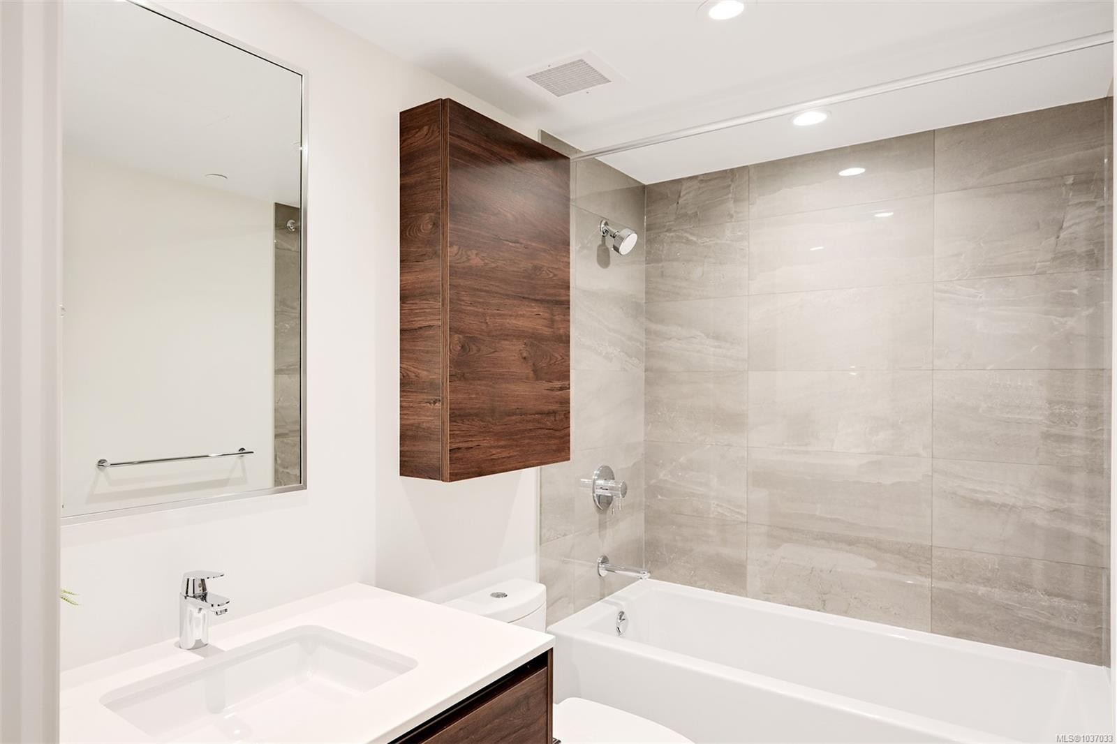 #204-363 Tyee Rd, Victoria, BC - Indoor Photo Showing Bathroom