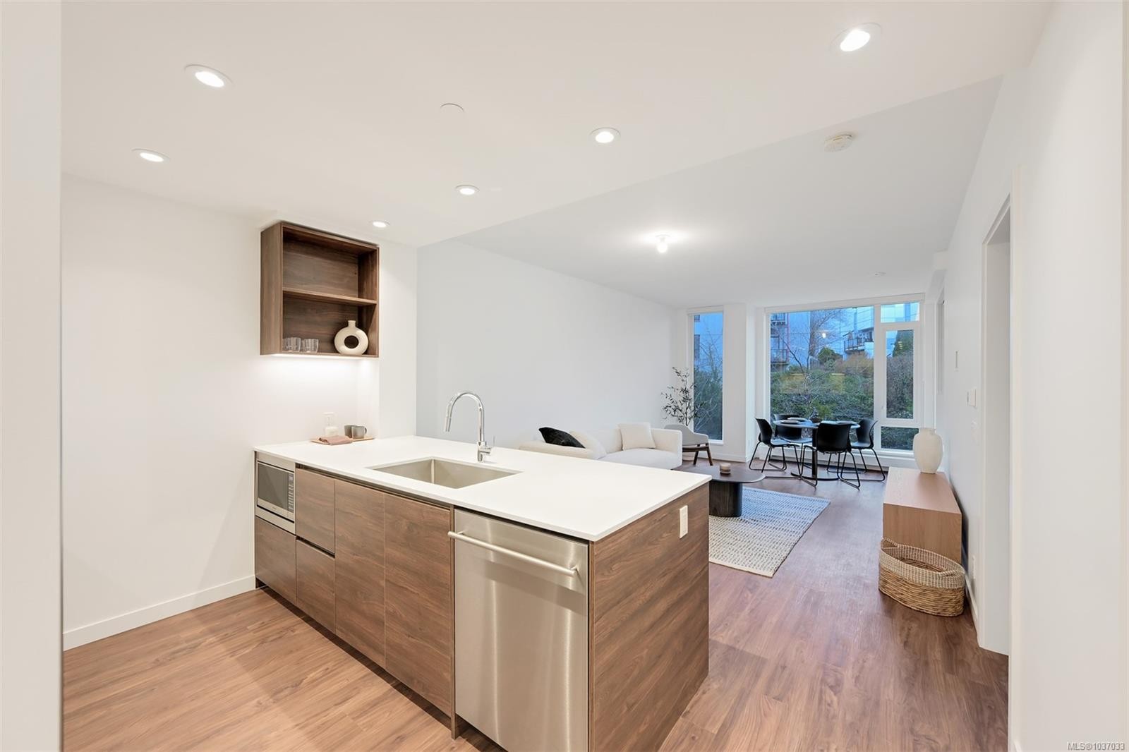 #204-363 Tyee Rd, Victoria, BC - Indoor Photo Showing Kitchen