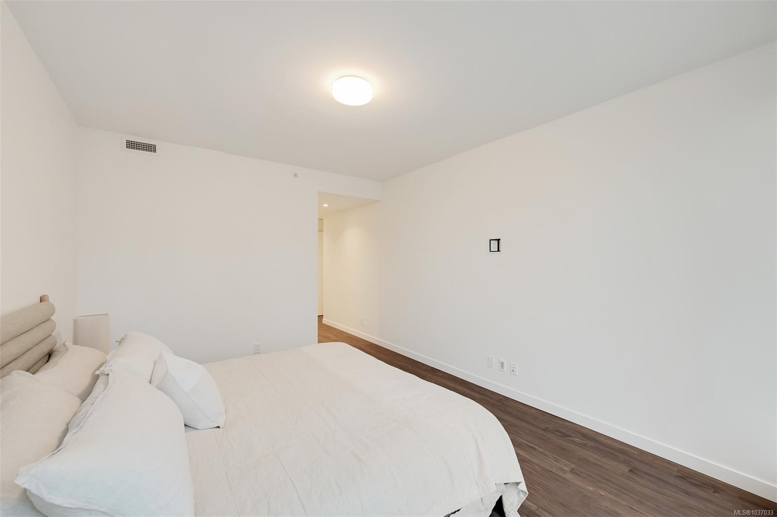 #204-363 Tyee Rd, Victoria, BC - Indoor Photo Showing Bedroom