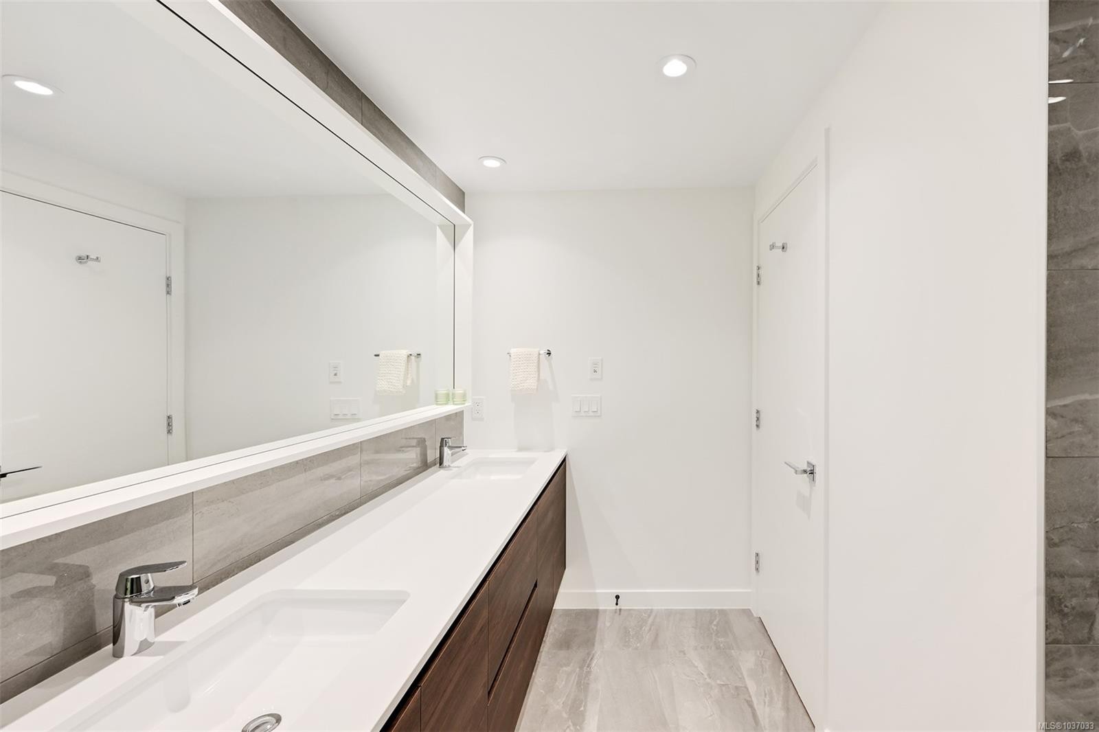#204-363 Tyee Rd, Victoria, BC - Indoor Photo Showing Bathroom