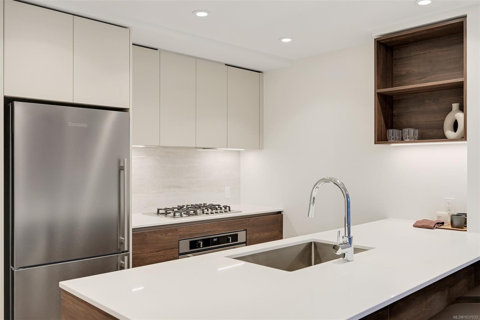 #204-363 Tyee Rd, Victoria, BC - Indoor Photo Showing Kitchen With Upgraded Kitchen