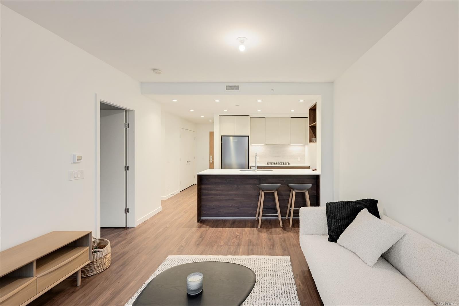 #204-363 Tyee Rd, Victoria, BC - Indoor