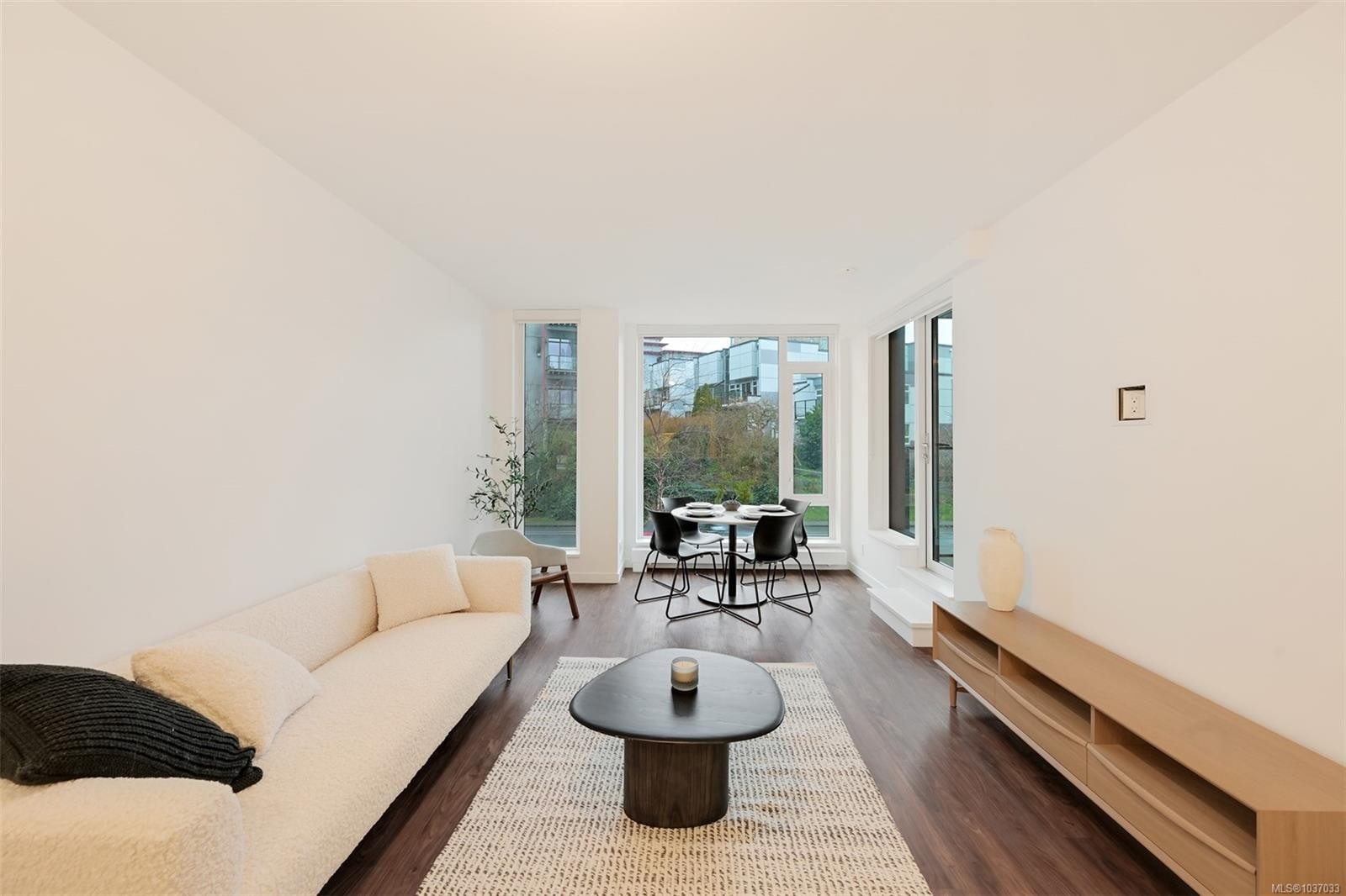 #204-363 Tyee Rd, Victoria, BC - Indoor Photo Showing Living Room