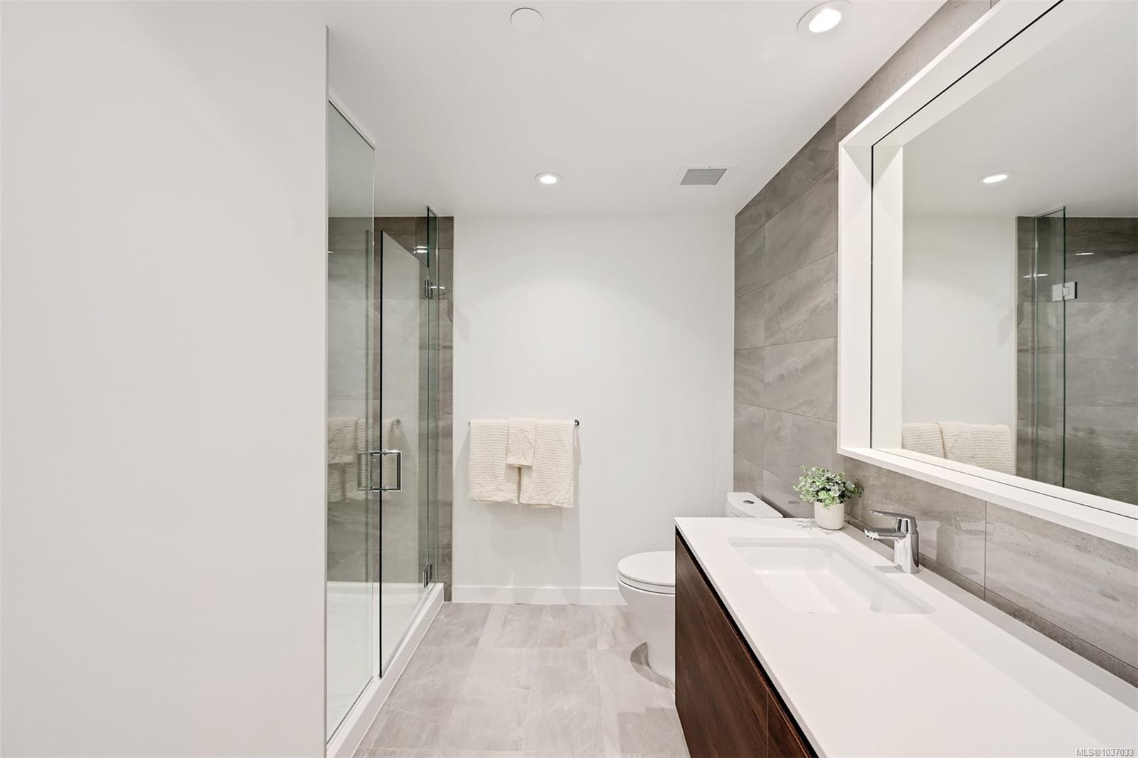 #204-363 Tyee Rd, Victoria, BC - Indoor Photo Showing Bathroom