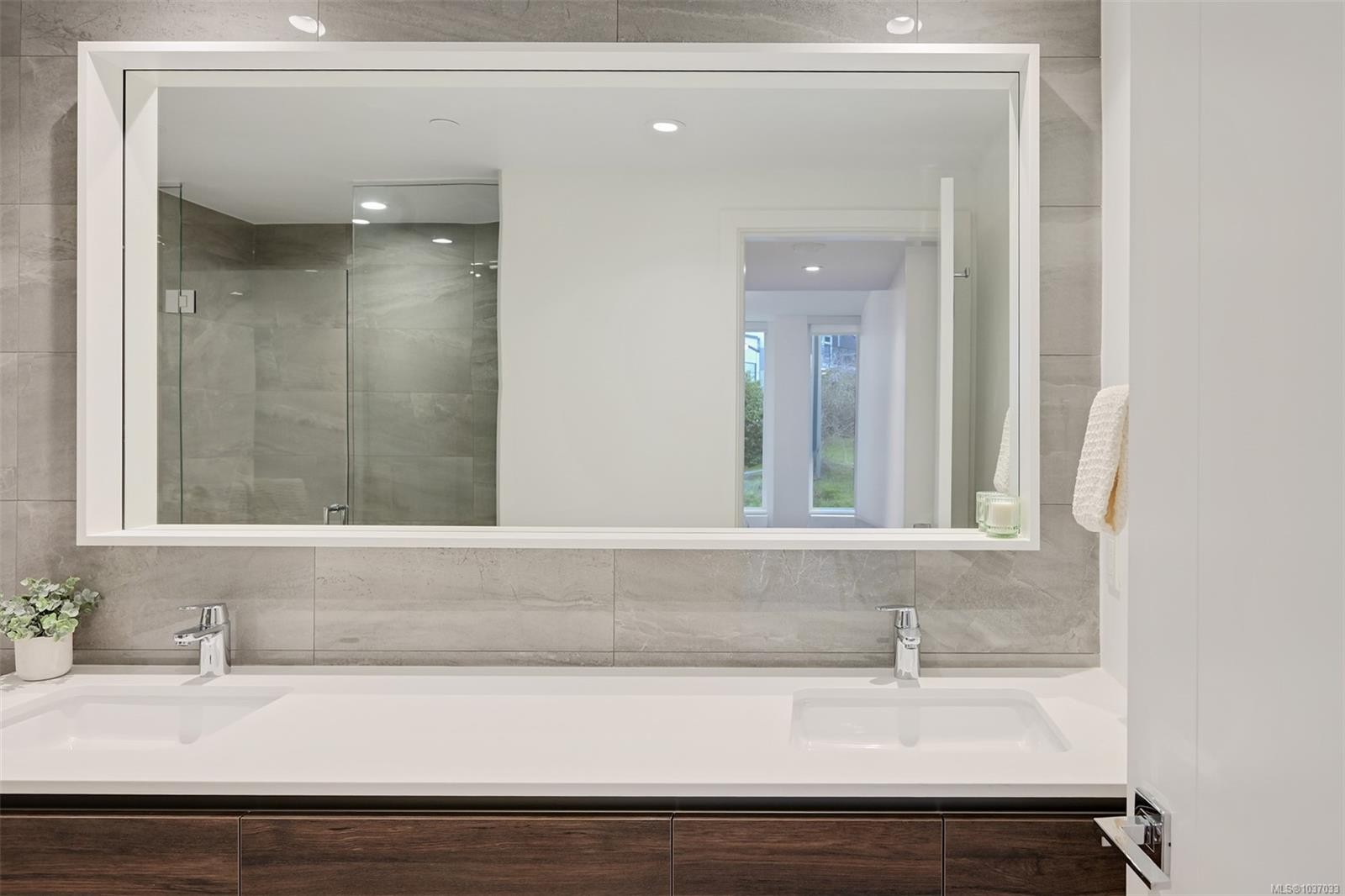 #204-363 Tyee Rd, Victoria, BC - Indoor Photo Showing Bathroom