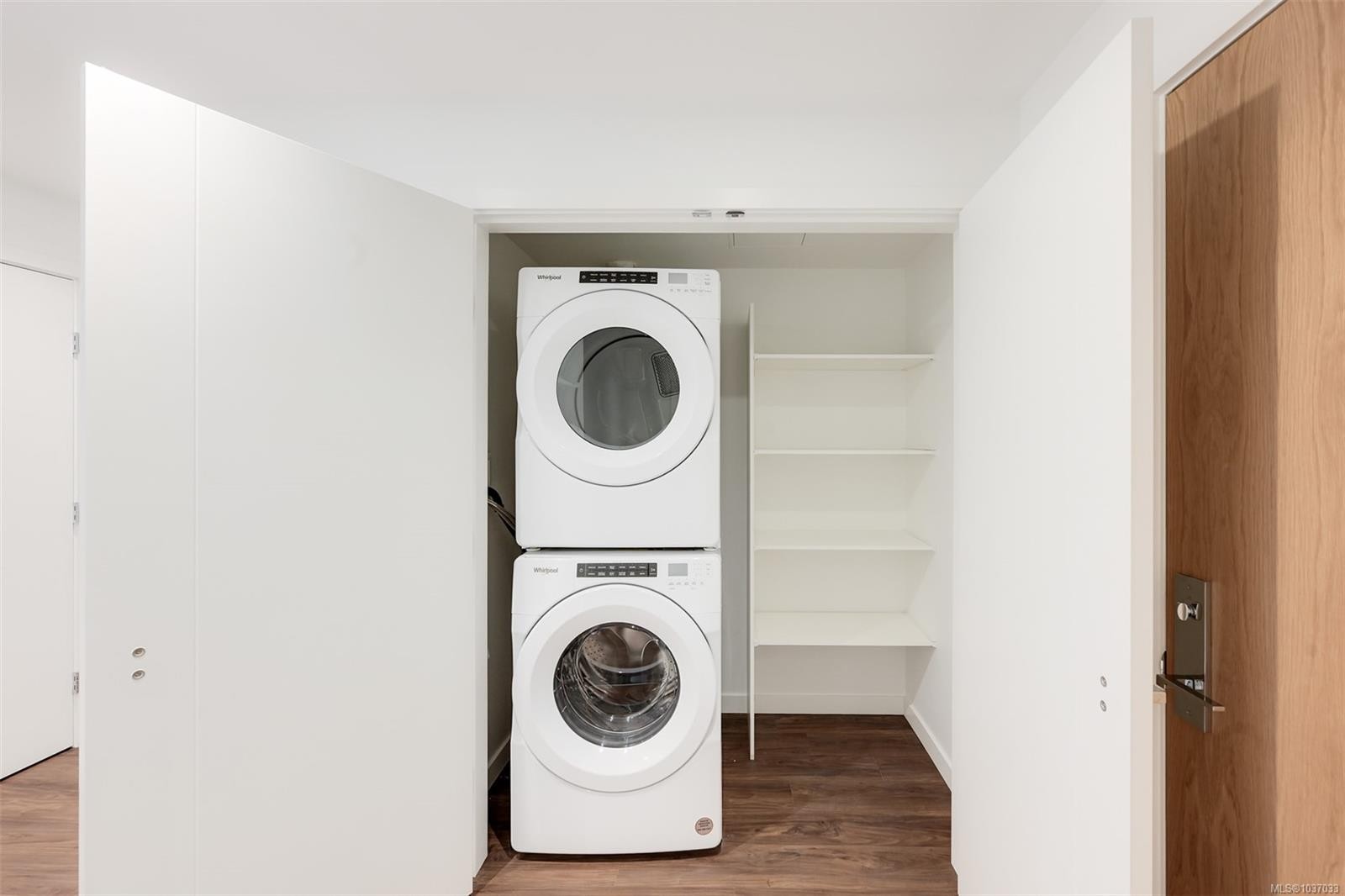#204-363 Tyee Rd, Victoria, BC - Indoor Photo Showing Laundry Room