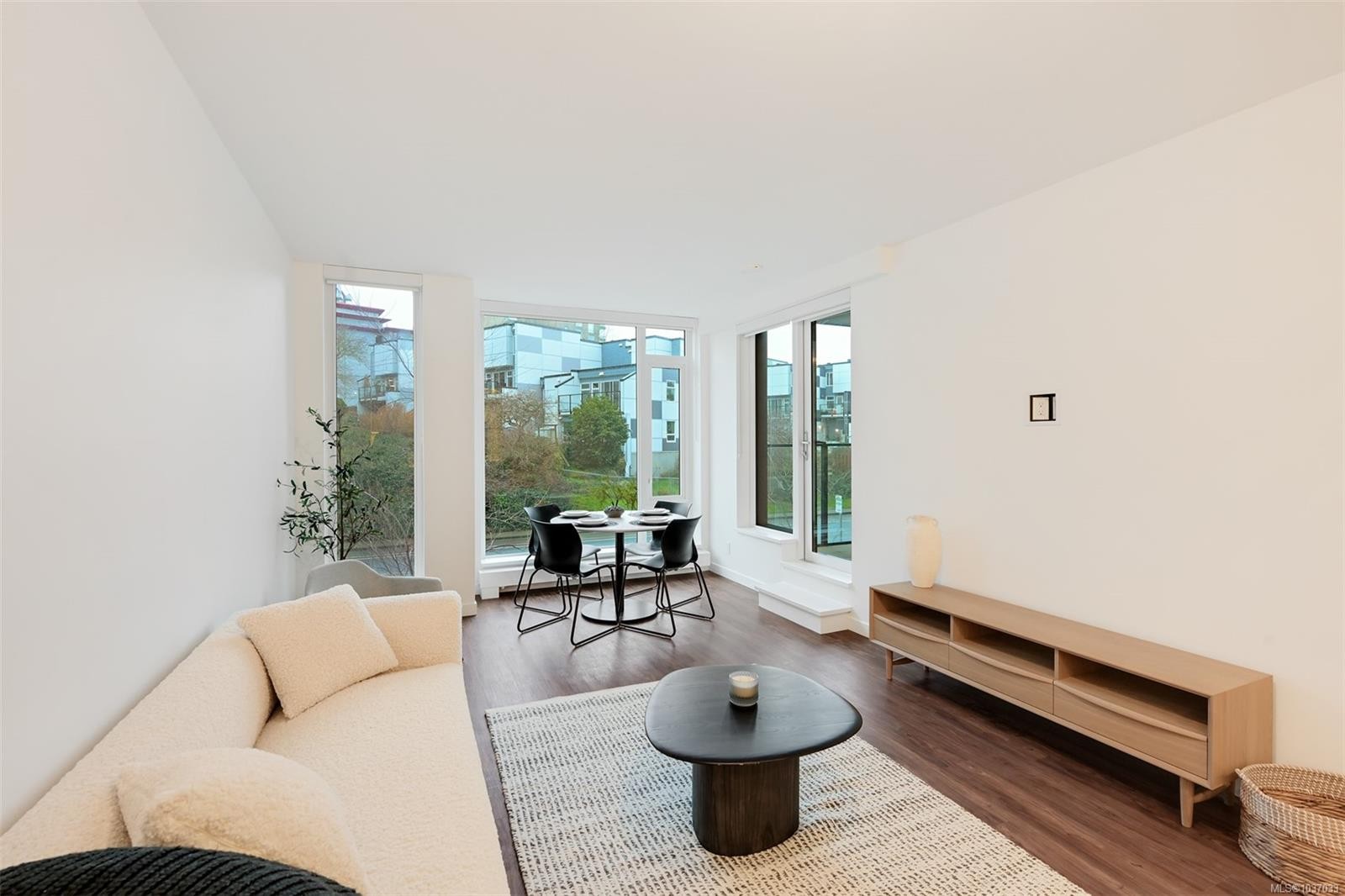 #204-363 Tyee Rd, Victoria, BC - Indoor Photo Showing Living Room