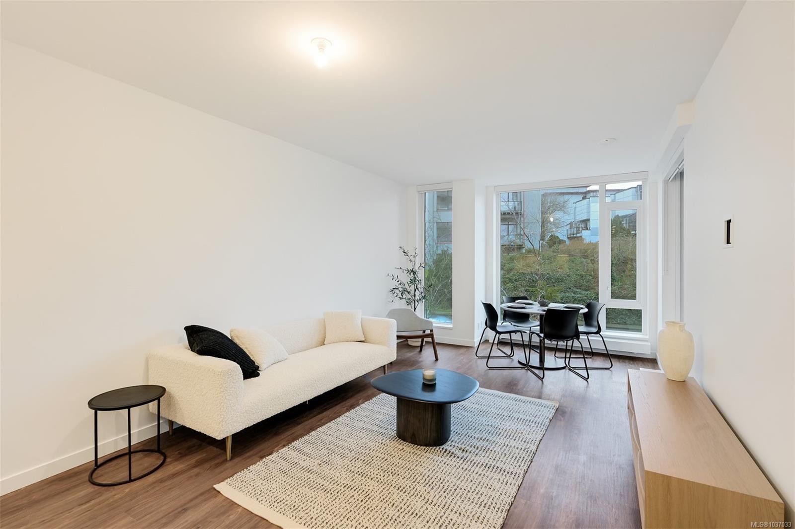 #204-363 Tyee Rd, Victoria, BC - Indoor Photo Showing Living Room