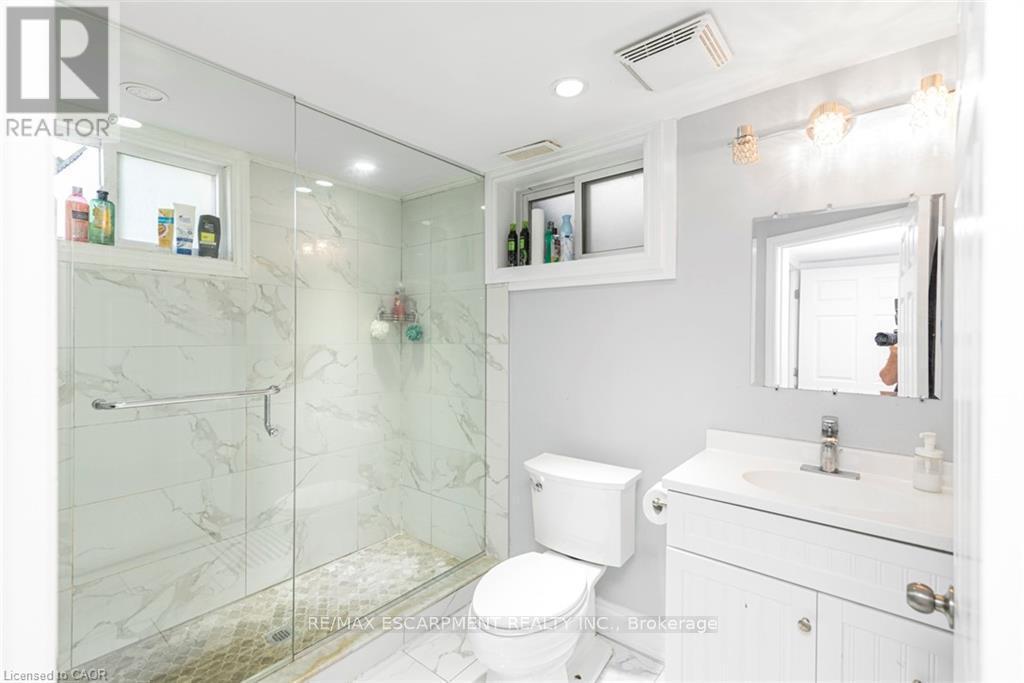 33 Alderney Avenue, Hamilton, ON - Indoor Photo Showing Bathroom