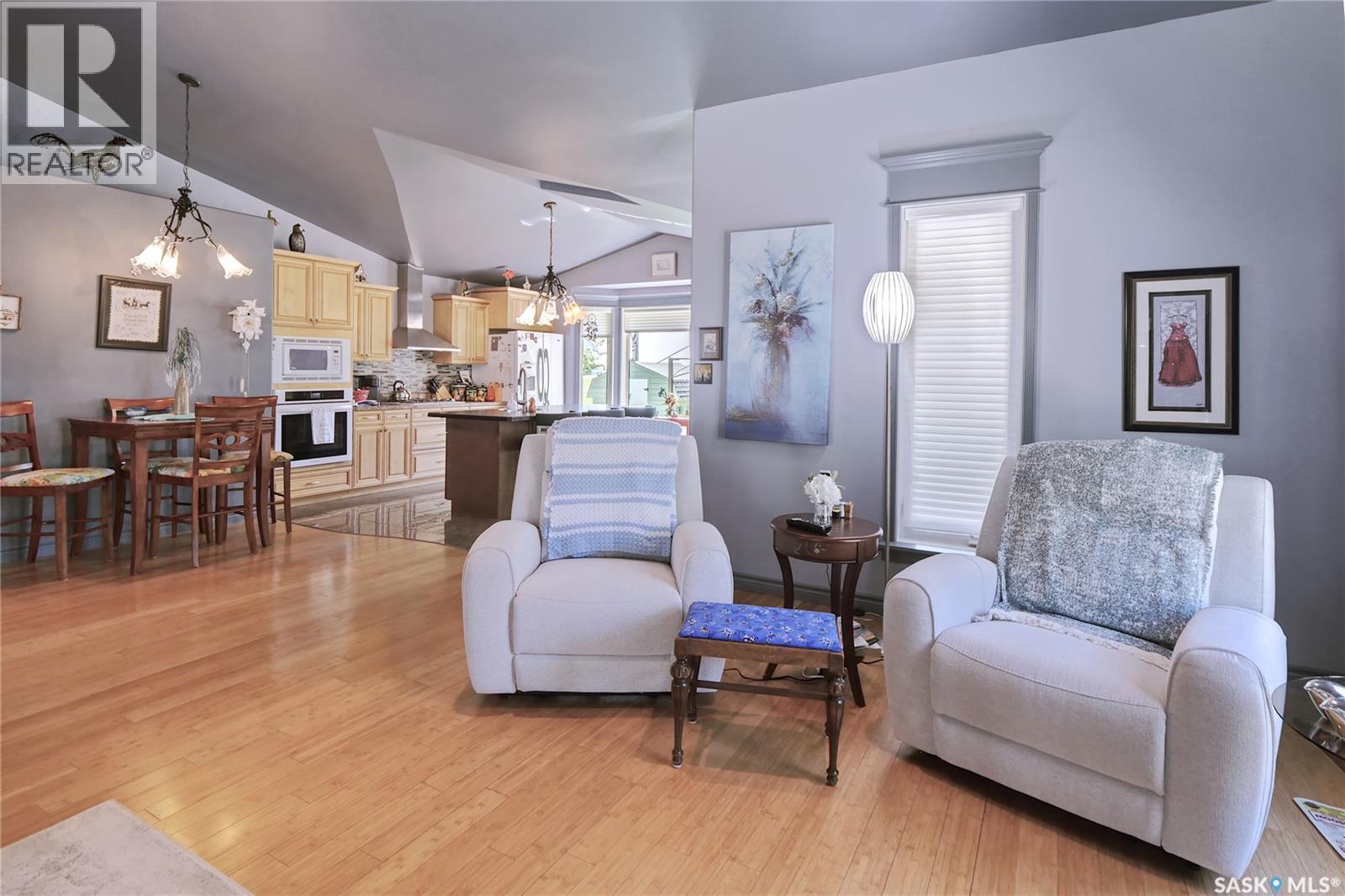 105 Sargent Crescent, Lake Diefenbaker, SK - Indoor Photo Showing Living Room