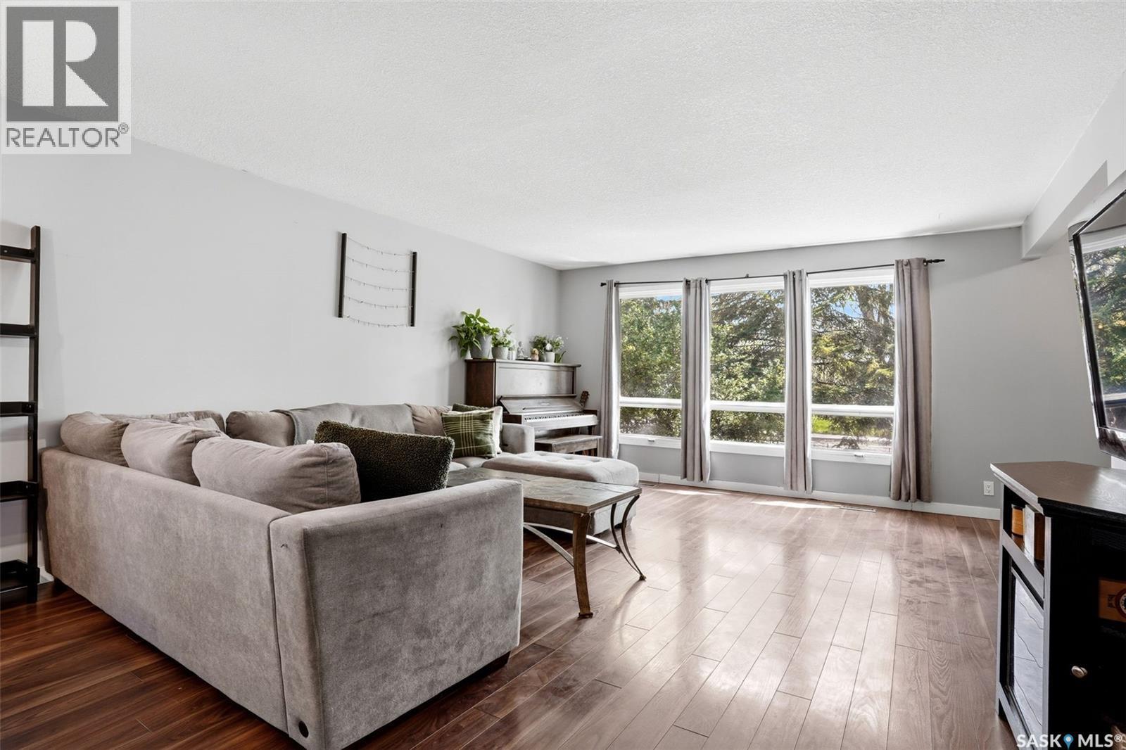 810 Princess Street, Regina, SK - Indoor Photo Showing Living Room