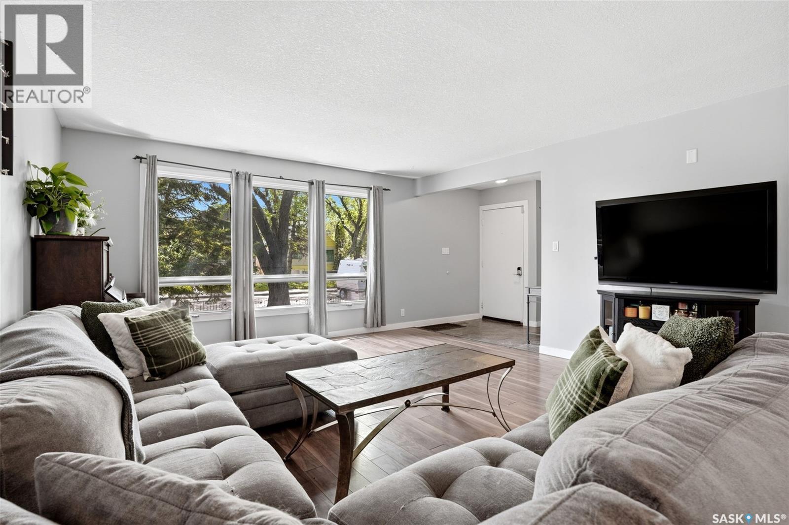 810 Princess Street, Regina, SK - Indoor Photo Showing Living Room