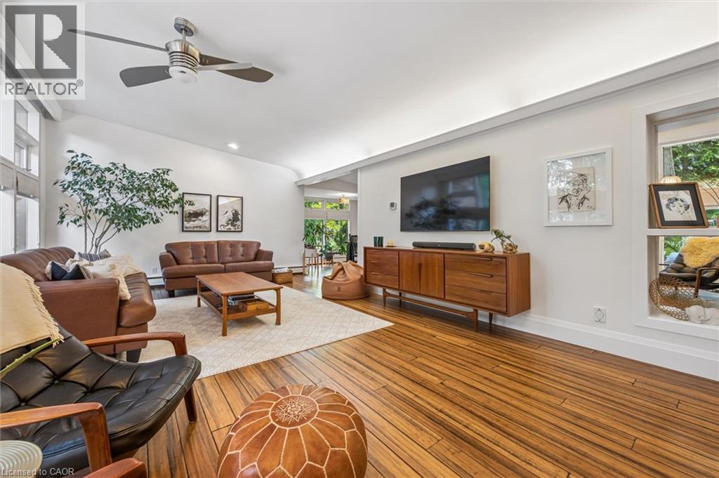 16 Parkwood Drive, Cambridge, ON - Indoor Photo Showing Living Room