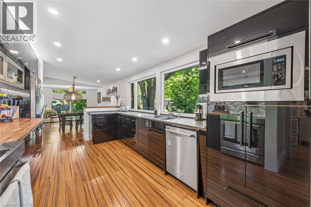 16 Parkwood Drive, Cambridge, ON - Indoor Photo Showing Kitchen With Double Sink With Upgraded Kitchen