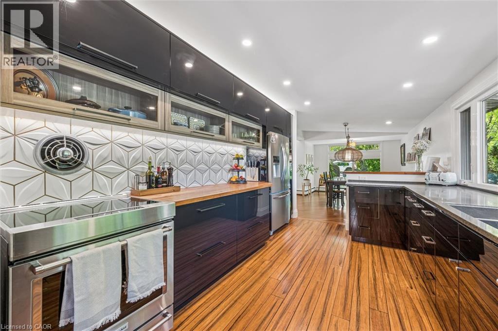 16 Parkwood Drive, Cambridge, ON - Indoor Photo Showing Kitchen With Upgraded Kitchen
