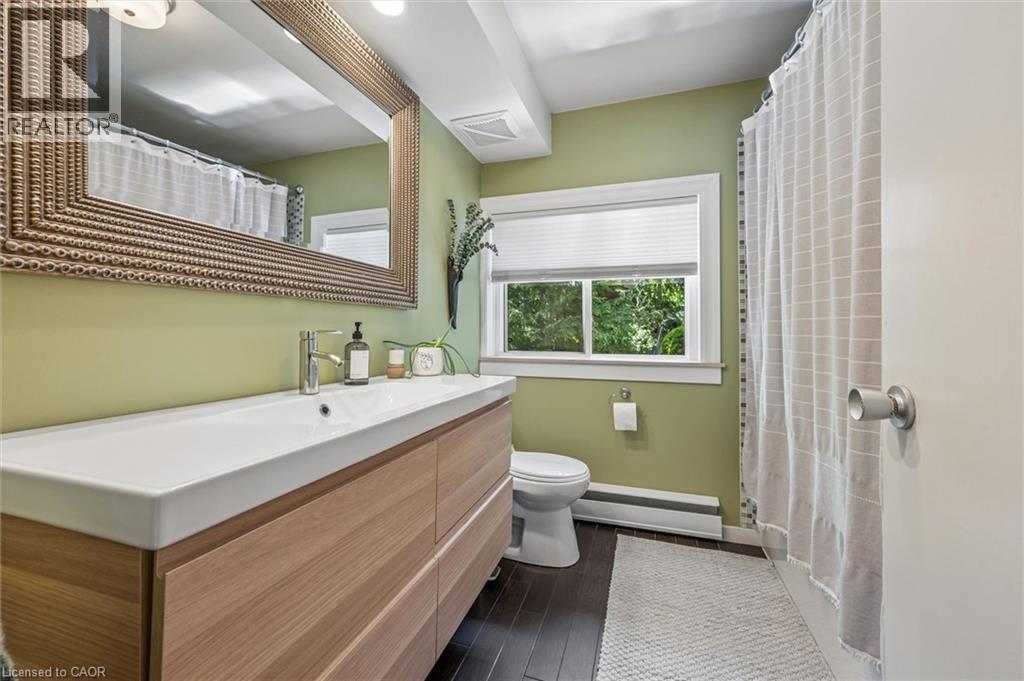 16 Parkwood Drive, Cambridge, ON - Indoor Photo Showing Bathroom
