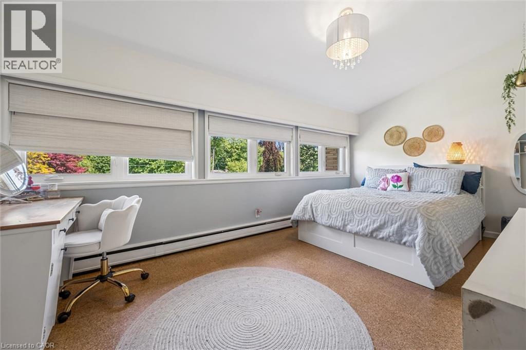 16 Parkwood Drive, Cambridge, ON - Indoor Photo Showing Bedroom