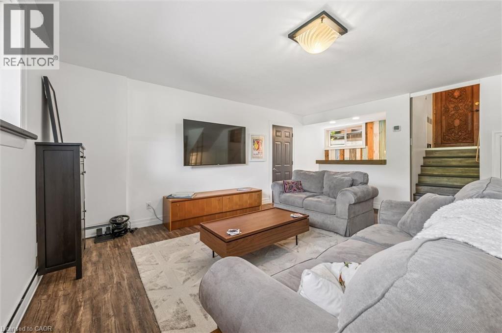 16 Parkwood Drive, Cambridge, ON - Indoor Photo Showing Living Room