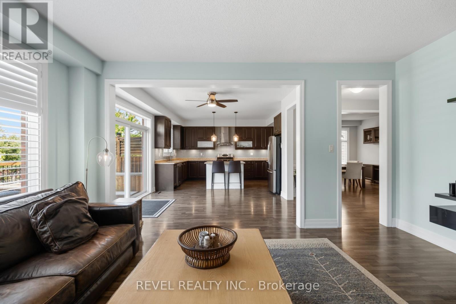 74 Mount Crescent, Essa, ON - Indoor Photo Showing Living Room
