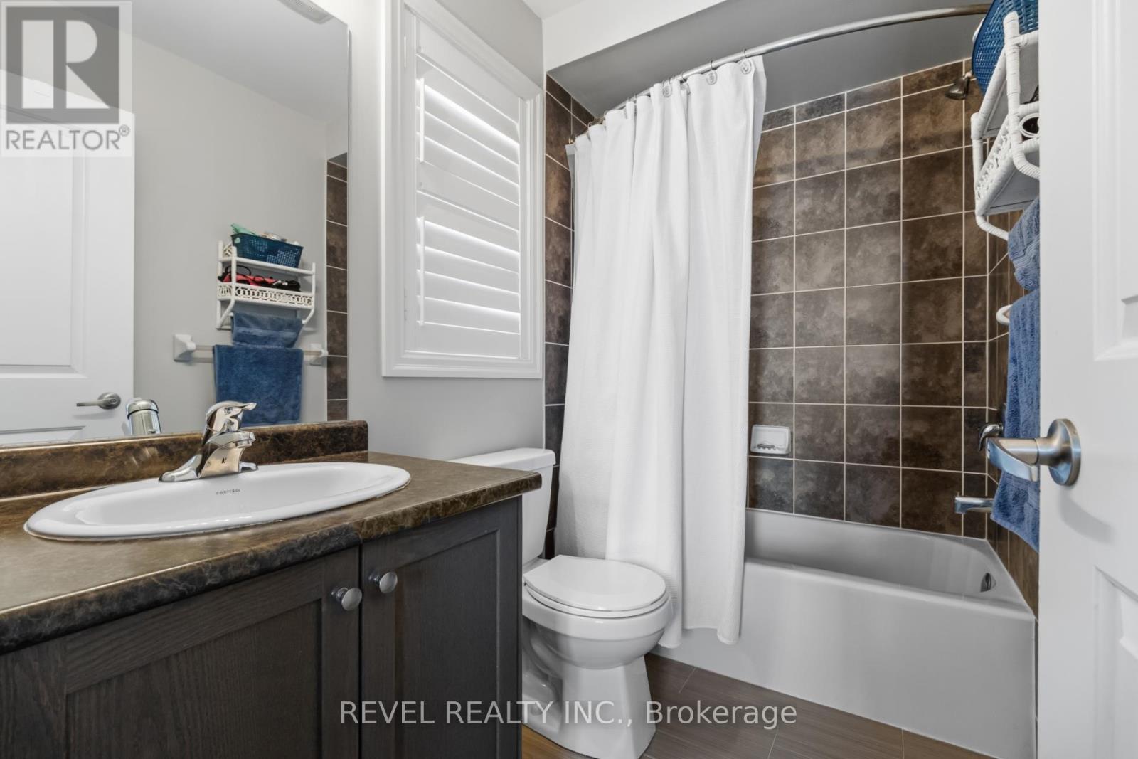 74 Mount Crescent, Essa, ON - Indoor Photo Showing Bathroom