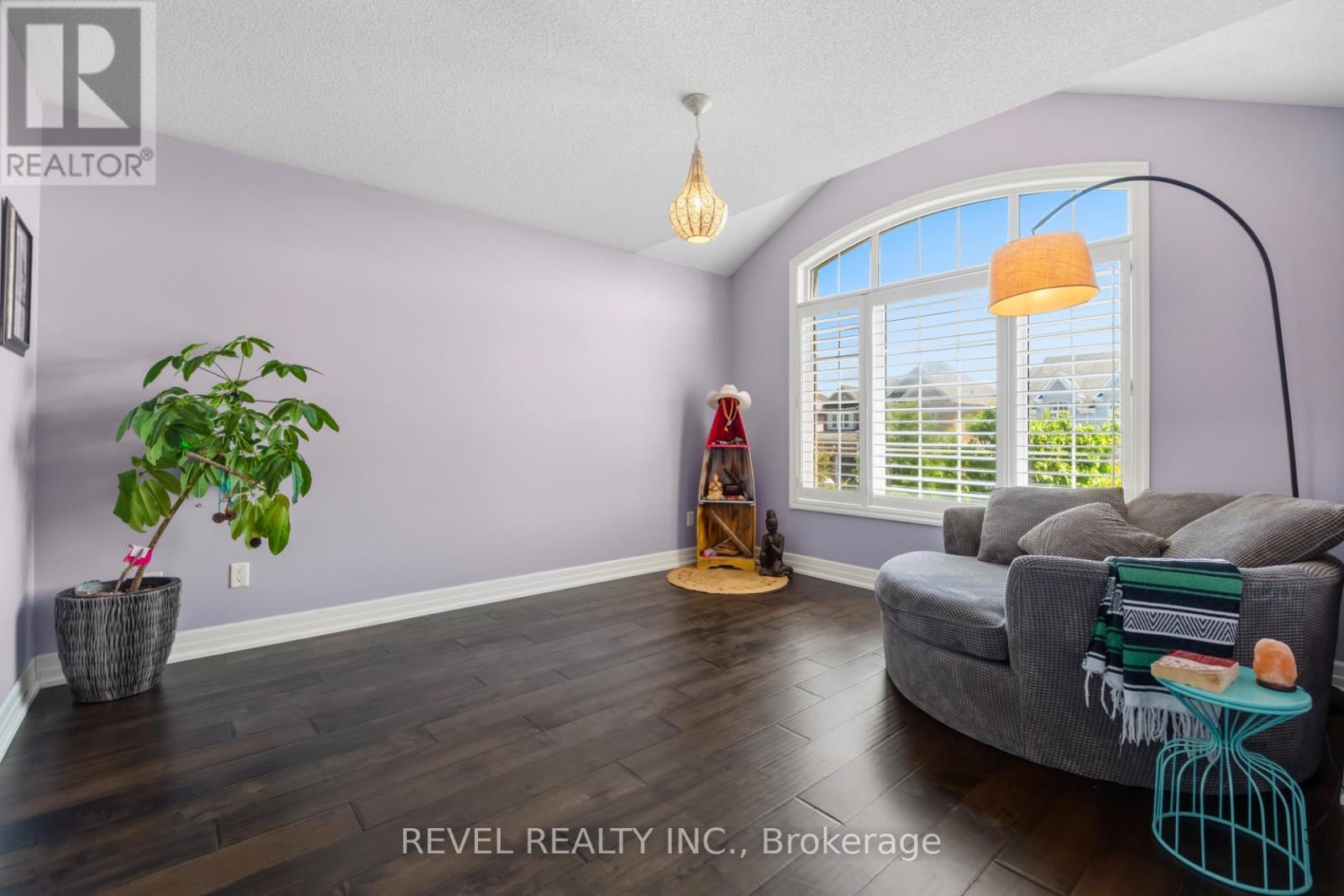74 Mount Crescent, Essa, ON - Indoor Photo Showing Living Room