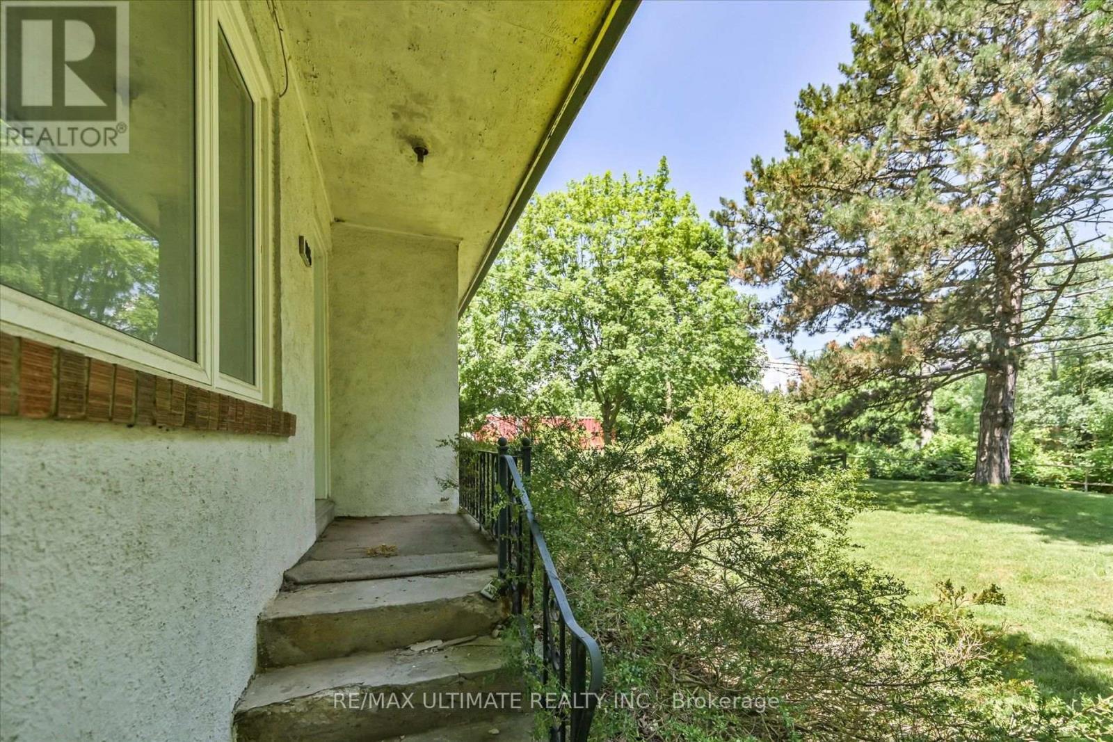 1076 Dixie Road, Mississauga, ON
