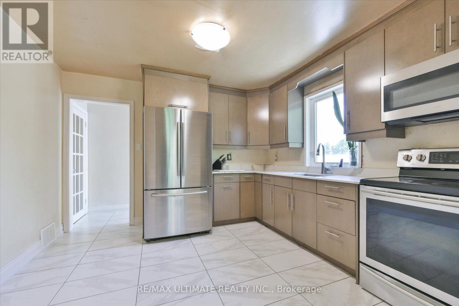 1076 Dixie Road, Mississauga, ON