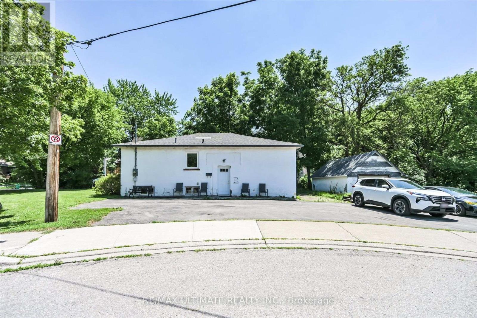 1076 Dixie Road, Mississauga, ON