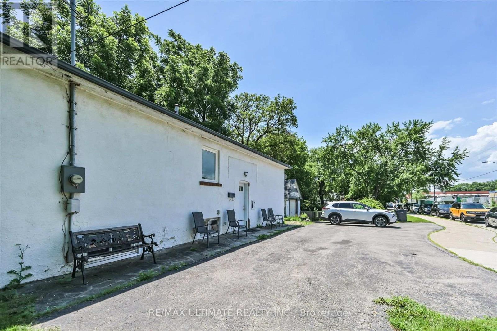 1076 Dixie Road, Mississauga, ON
