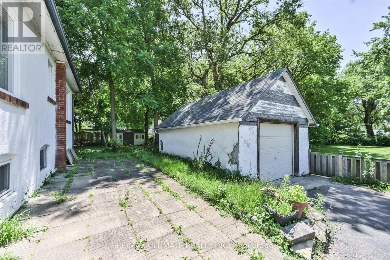 1076 Dixie Road, Mississauga, ON