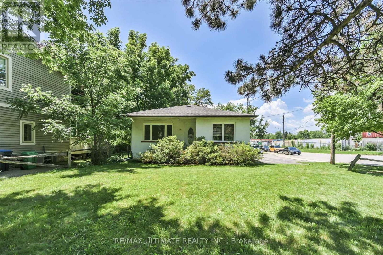 1076 Dixie Road, Mississauga, ON