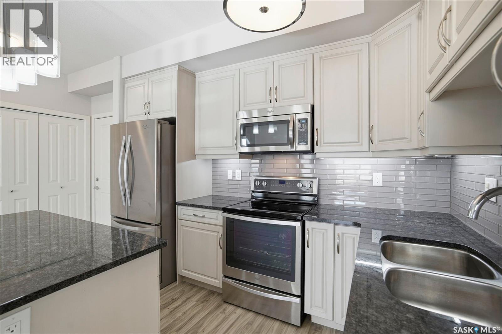 303 1025 Moss Avenue, Saskatoon, SK - Indoor Photo Showing Kitchen With Upgraded Kitchen