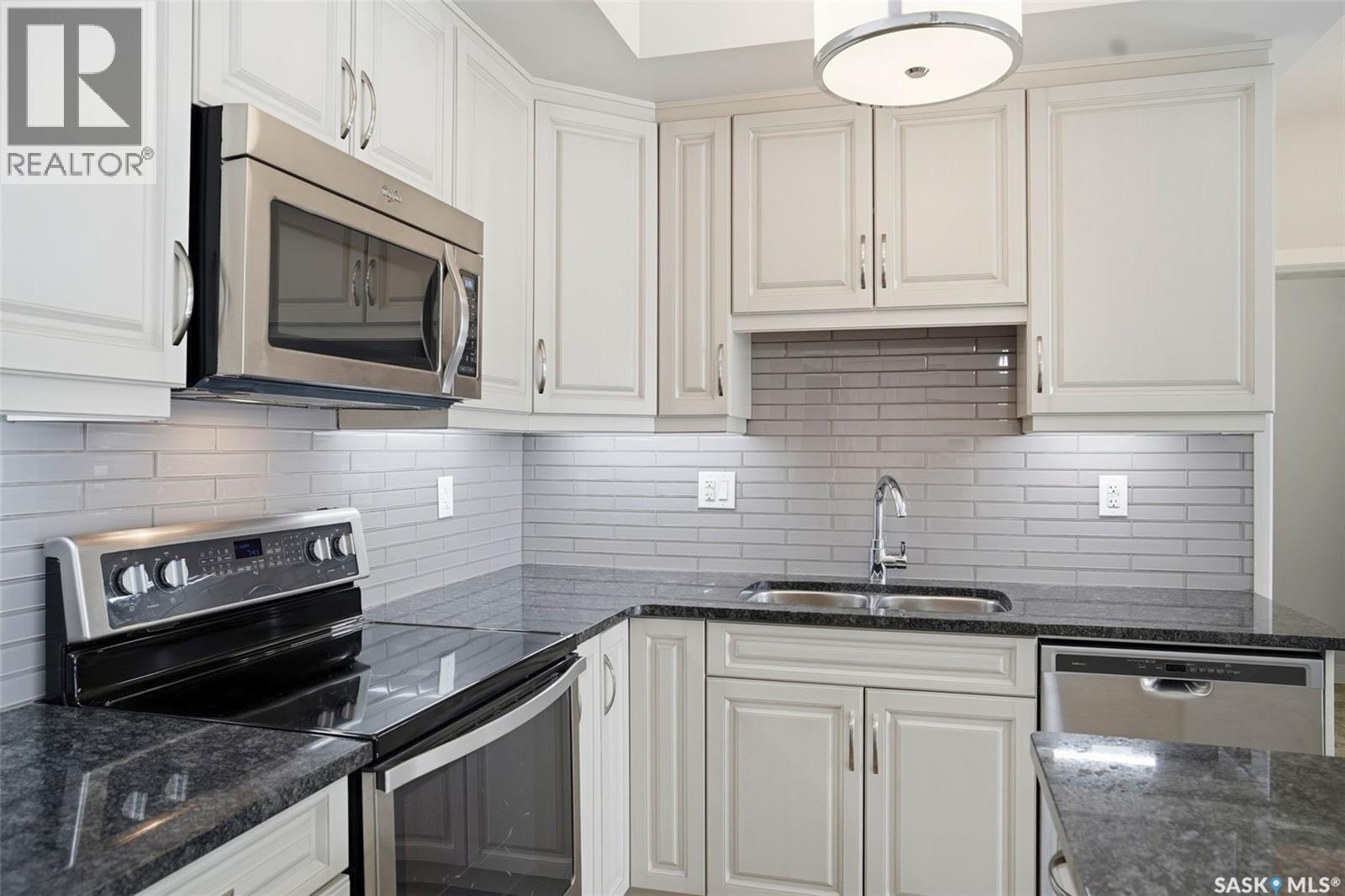 303 1025 Moss Avenue, Saskatoon, SK - Indoor Photo Showing Kitchen With Double Sink With Upgraded Kitchen