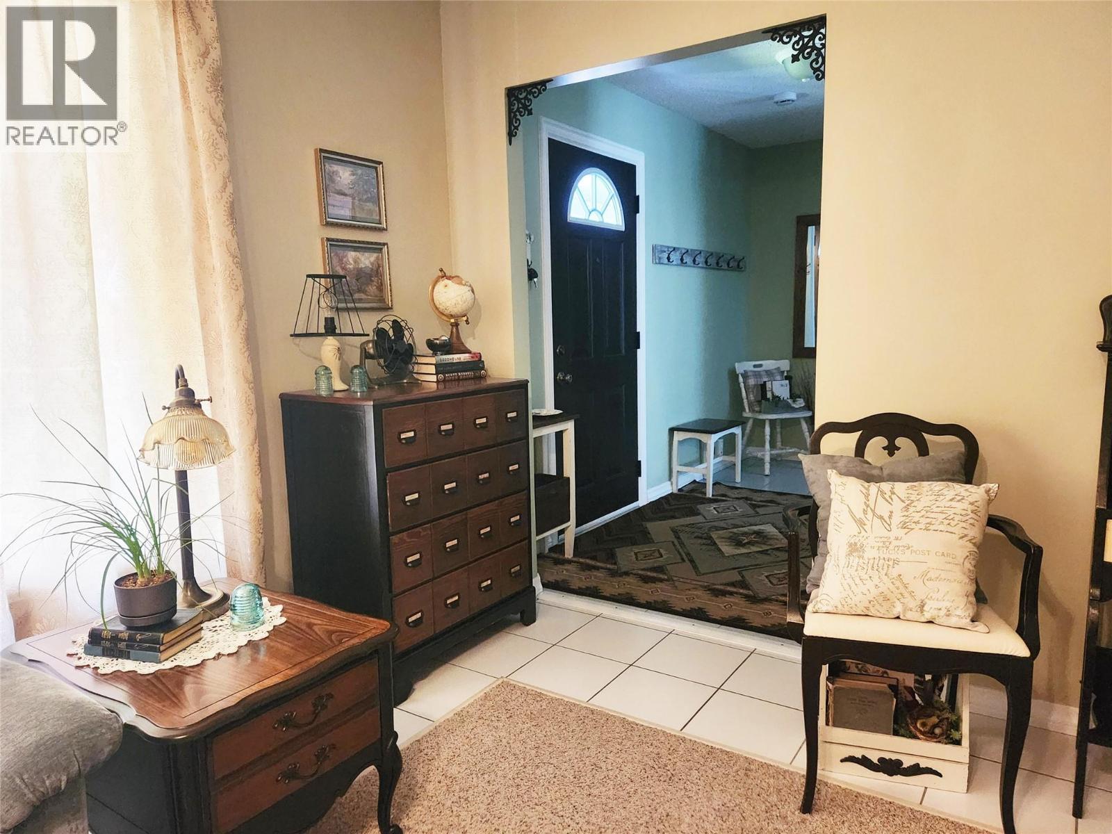 Living Room of 275 10th Avenue, Montrose BC - 275 10Th Avenue, Montrose, BC - Indoor