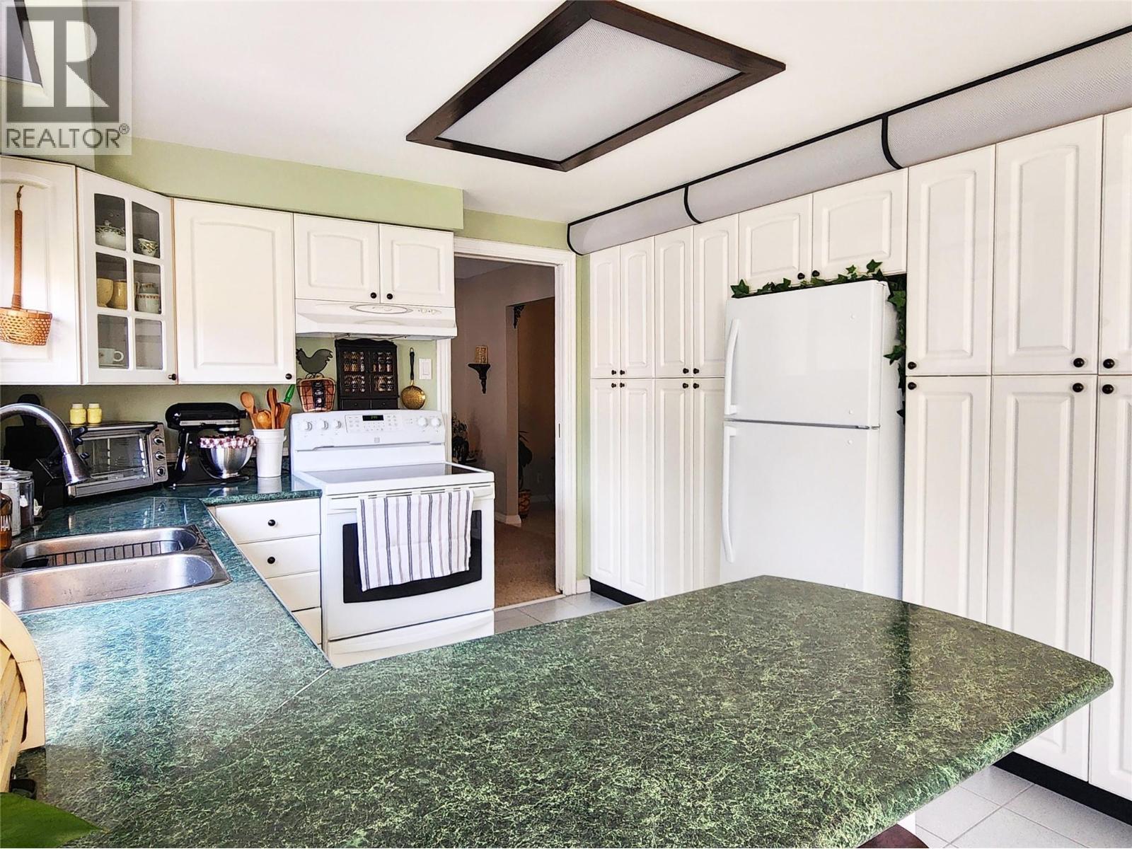 Kitchen of 275 10th Avenue, Montrose BC - 275 10Th Avenue, Montrose, BC - Indoor Photo Showing Kitchen With Double Sink