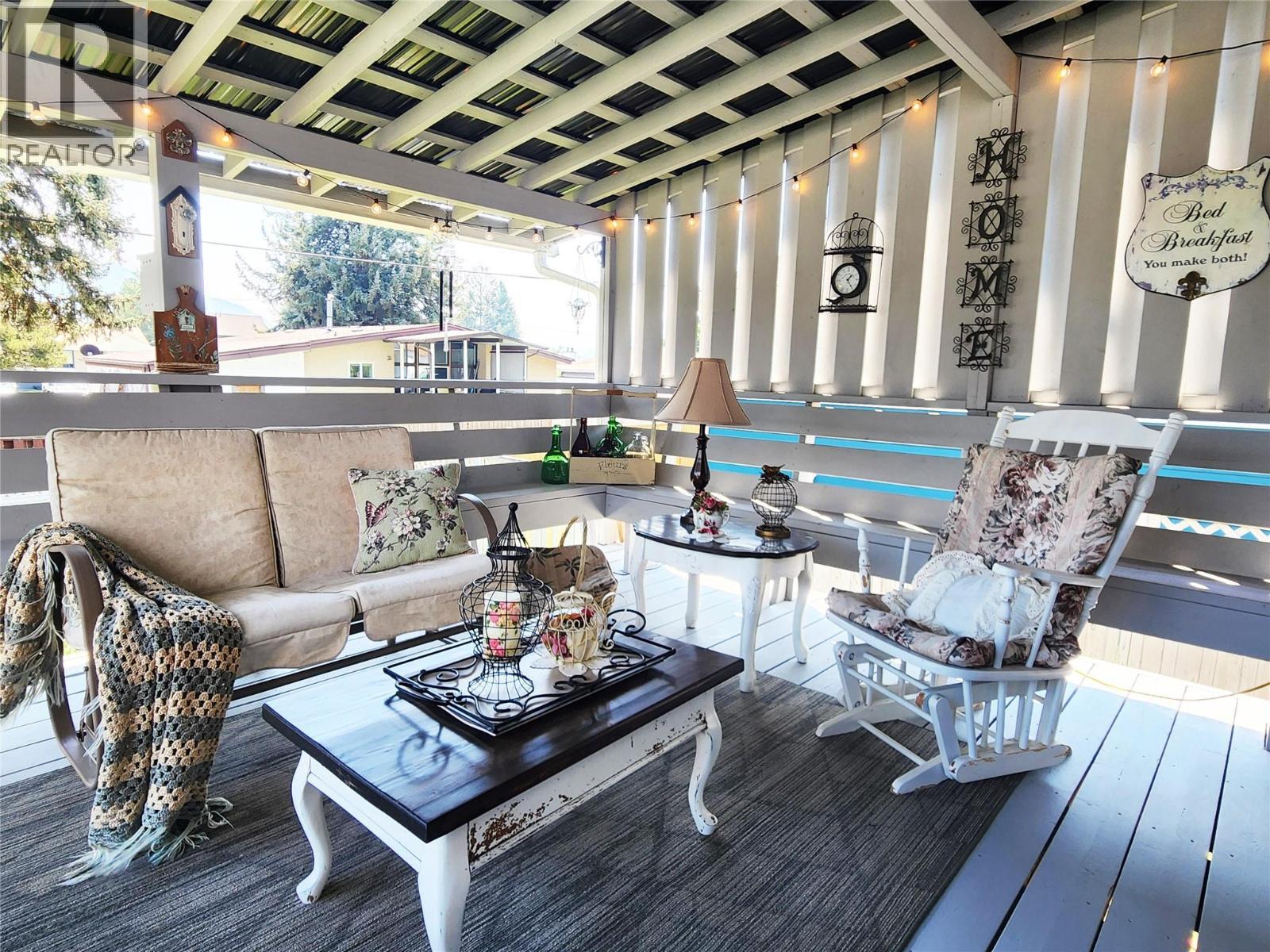 Backyard Deck of 275 10th Avenue, Montrose BC - 275 10Th Avenue, Montrose, BC - Indoor