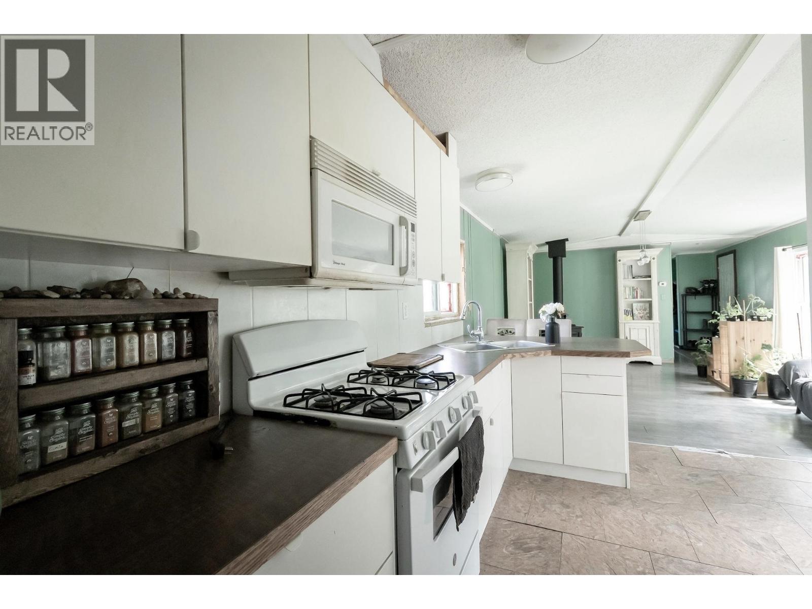 1016 240 Road, Fort St. John, BC - Indoor Photo Showing Kitchen
