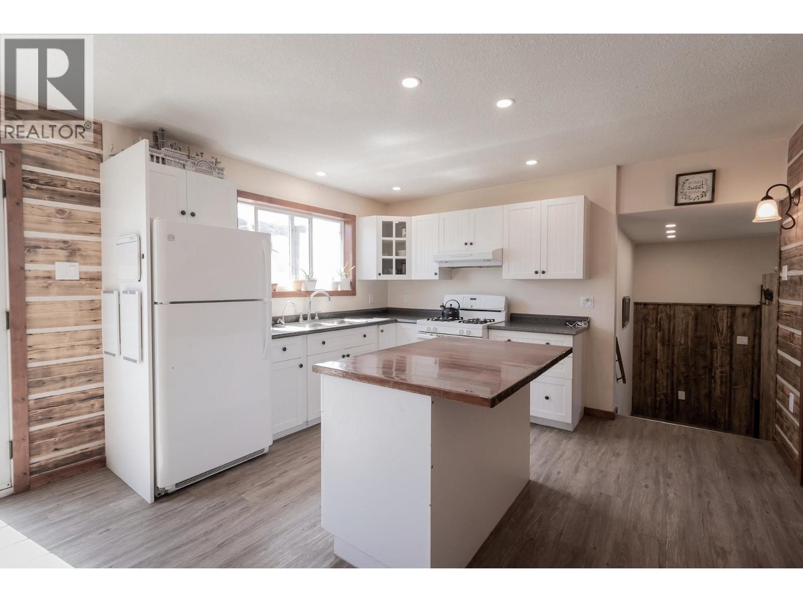 1016 240 Road, Fort St. John, BC - Indoor Photo Showing Kitchen