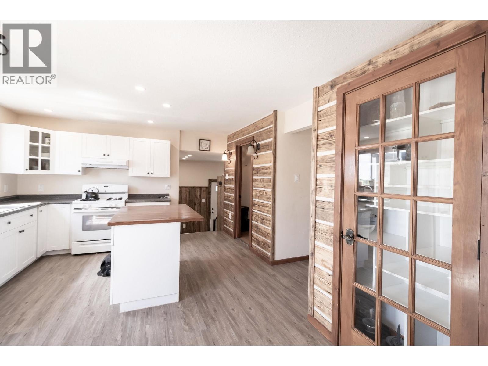 1016 240 Road, Fort St. John, BC - Indoor Photo Showing Kitchen