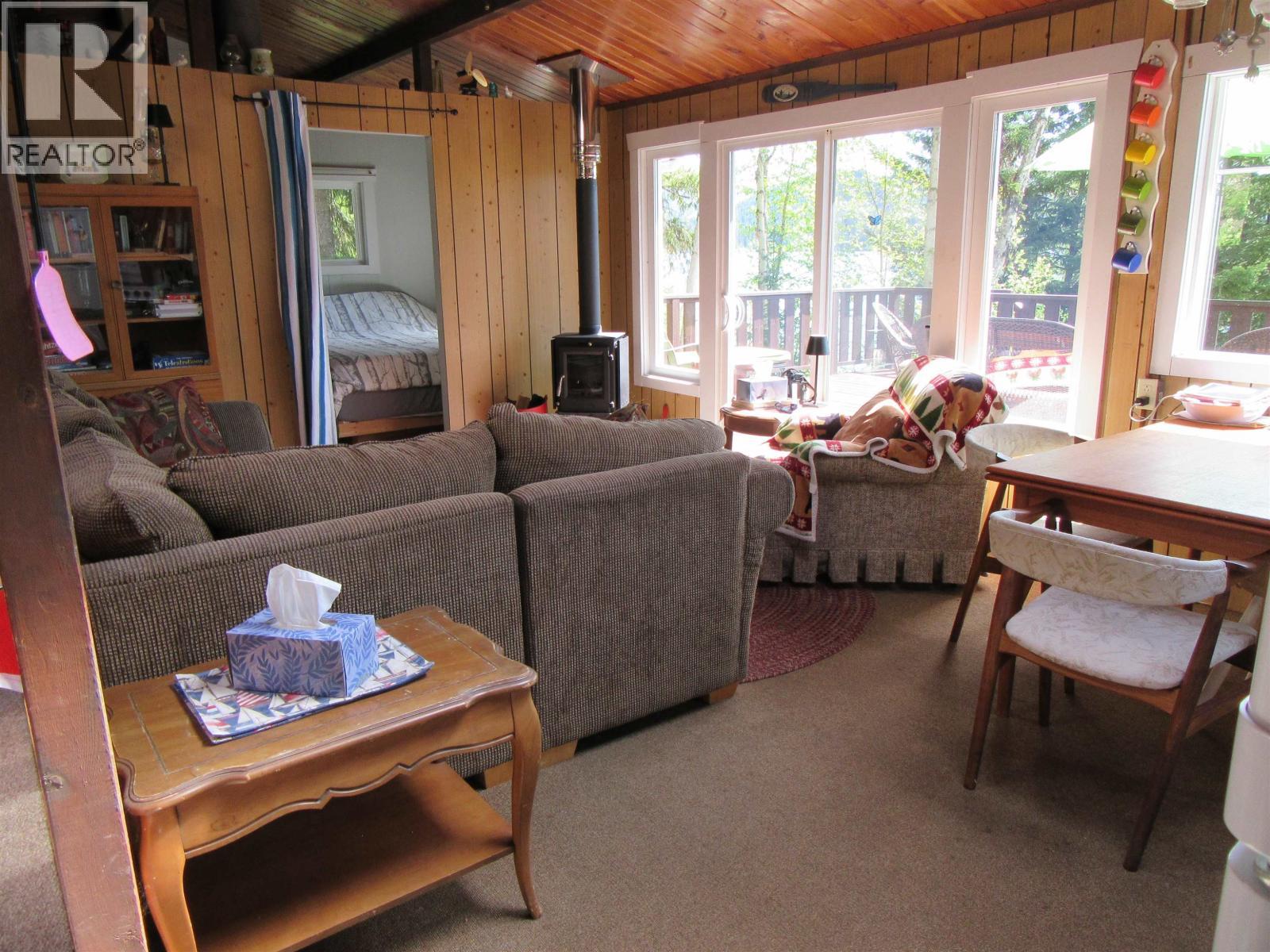 4384 Birch Lake Dump Road, Bridge Lake, BC - Indoor Photo Showing Living Room