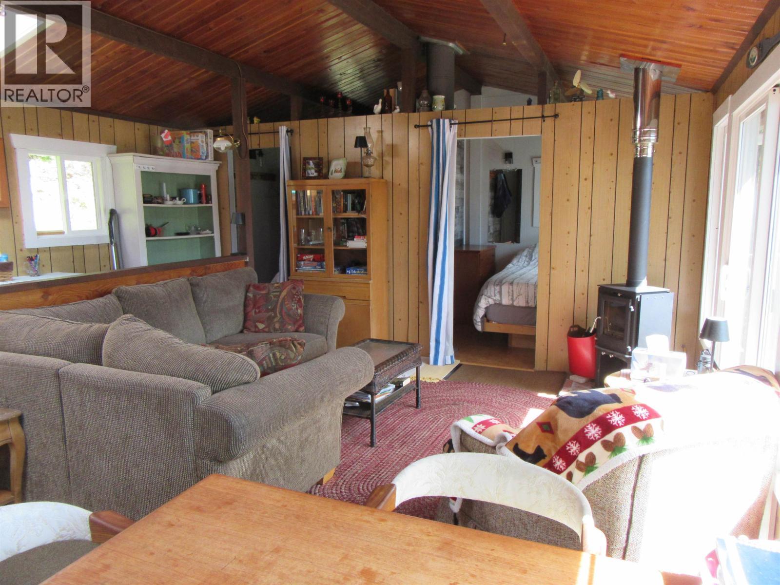 4384 Birch Lake Dump Road, Bridge Lake, BC - Indoor Photo Showing Living Room