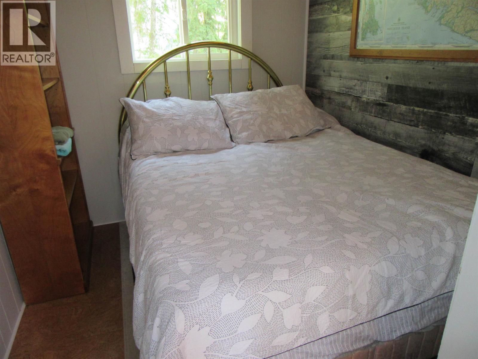 4384 Birch Lake Dump Road, Bridge Lake, BC - Indoor Photo Showing Bedroom