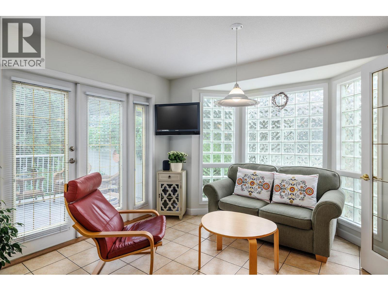 980 Dilworth Drive Unit# 3, Kelowna, BC - Indoor Photo Showing Living Room