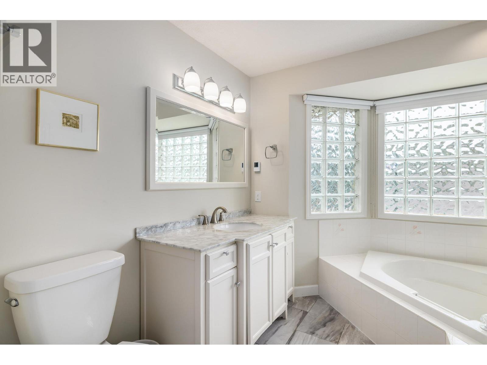 980 Dilworth Drive Unit# 3, Kelowna, BC - Indoor Photo Showing Bathroom