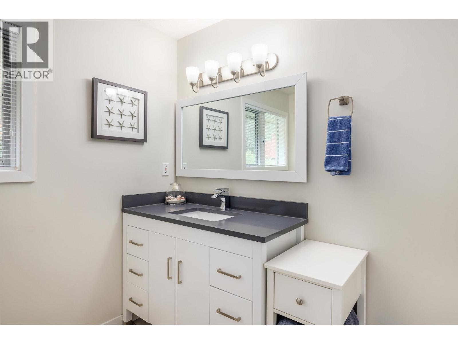 980 Dilworth Drive Unit# 3, Kelowna, BC - Indoor Photo Showing Bathroom