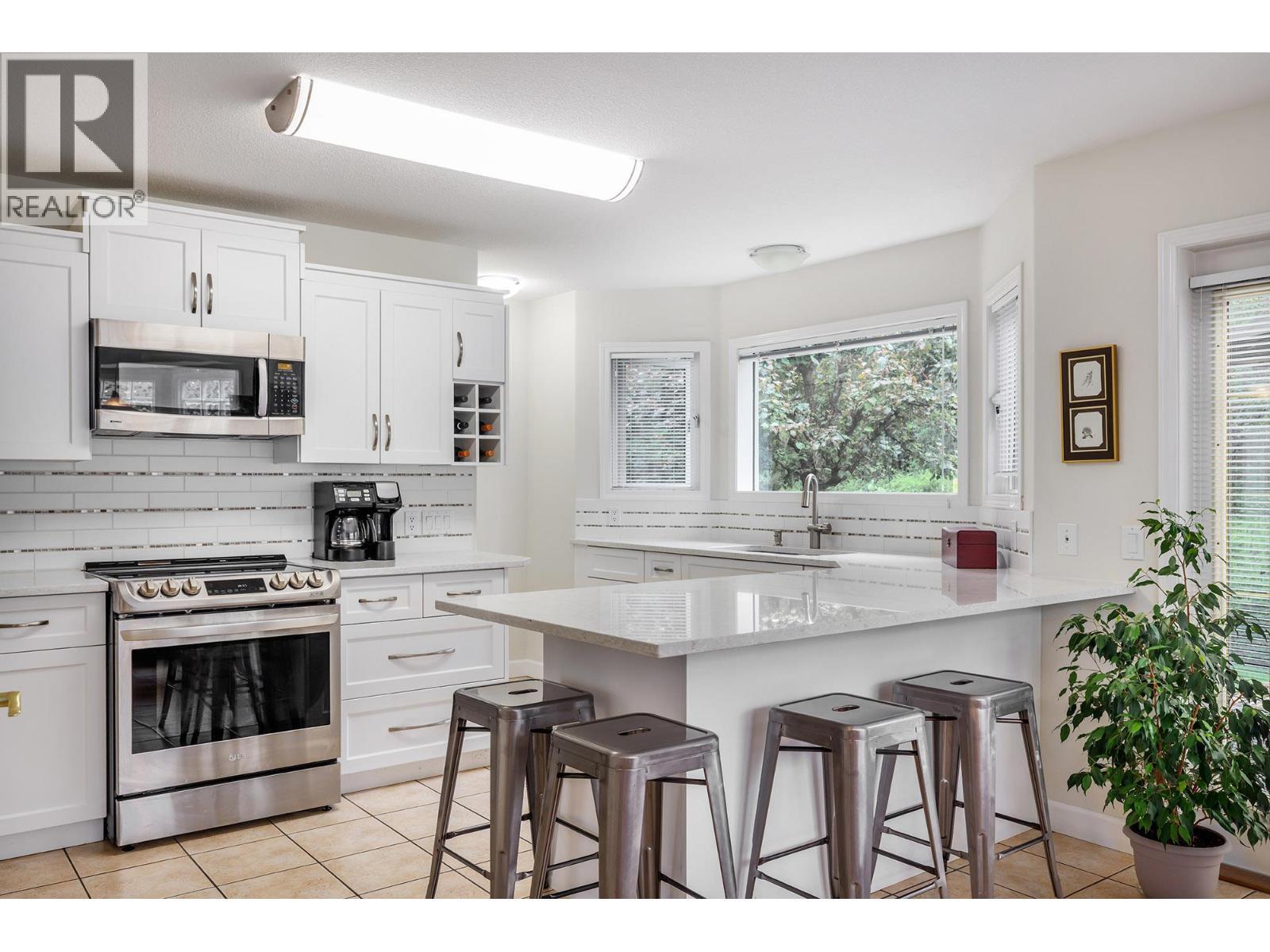 980 Dilworth Drive Unit# 3, Kelowna, BC - Indoor Photo Showing Kitchen With Upgraded Kitchen