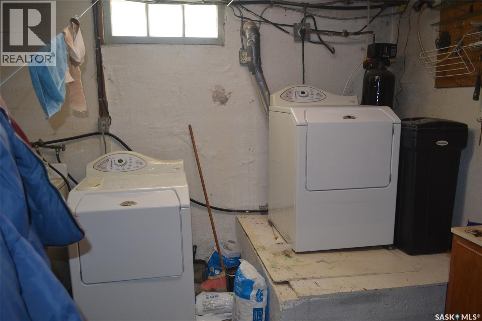 100 Main Street, Radisson, SK - Indoor Photo Showing Laundry Room