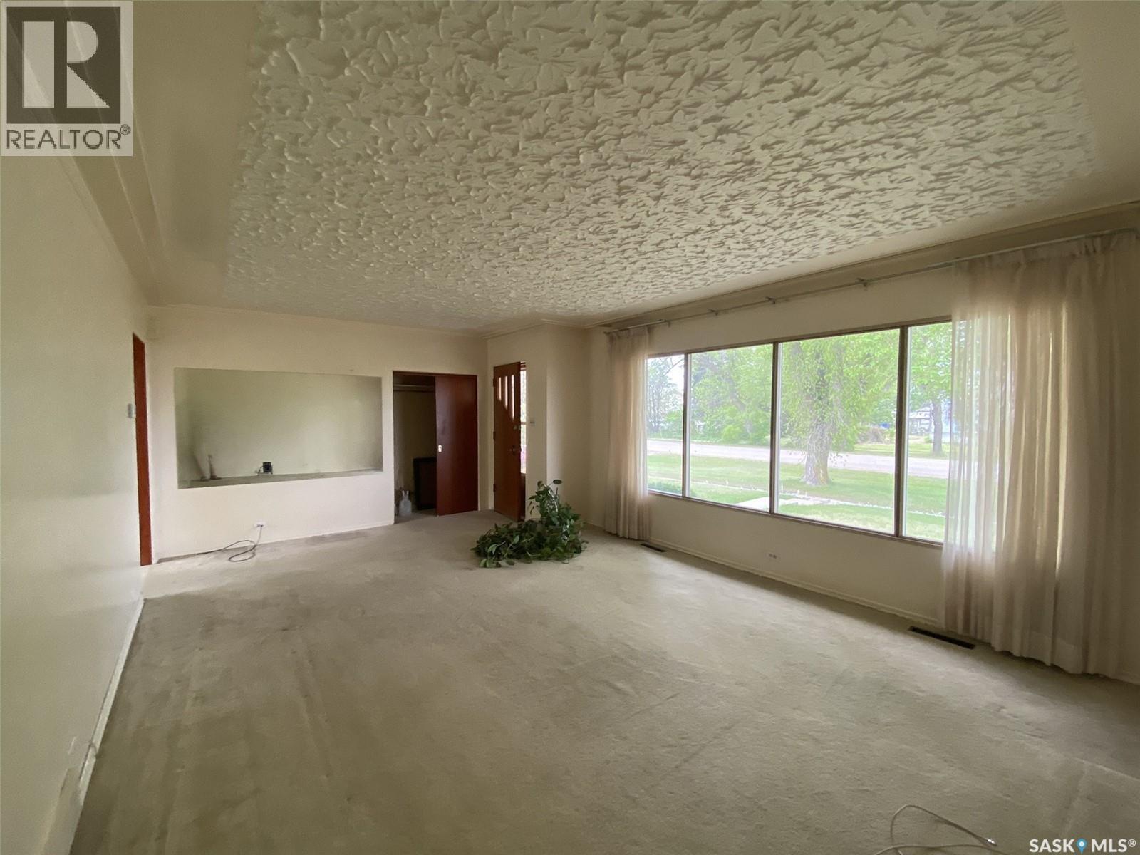 100 Main Street, Radisson, SK - Indoor Photo Showing Other Room