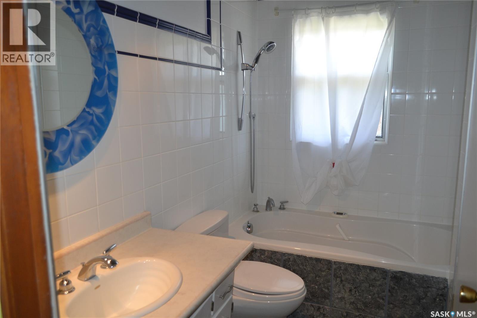 100 Main Street, Radisson, SK - Indoor Photo Showing Bathroom
